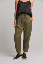 STUDIO RELAXED PANT: KHAKI