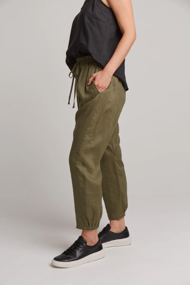 STUDIO RELAXED PANT: KHAKI