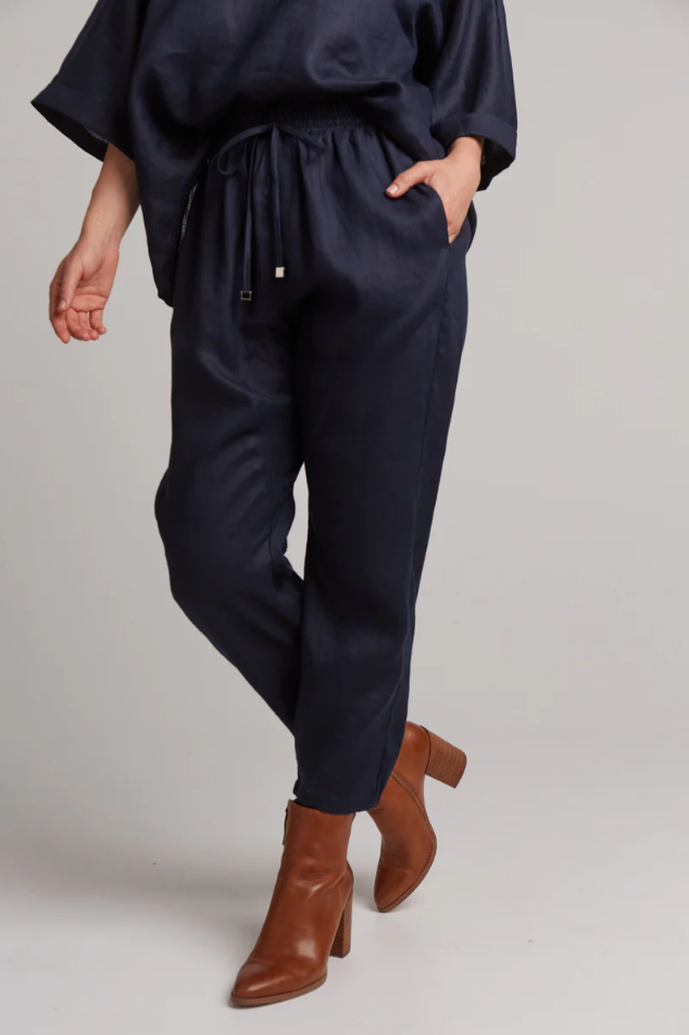 STUDIO RELAXED PANT: NAVY