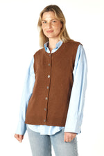 ESSENTIAL BUTTON VEST IN COFFEE