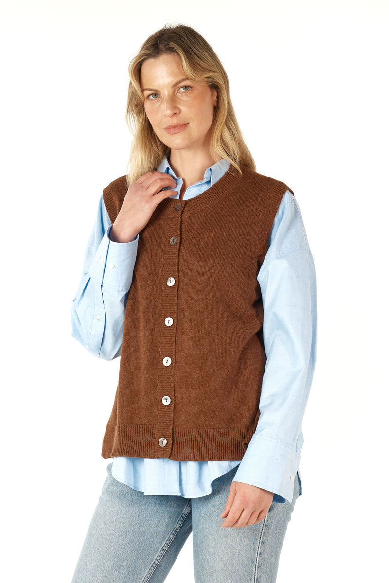 ESSENTIAL BUTTON VEST IN COFFEE