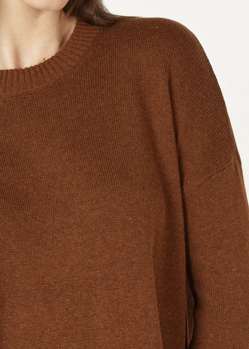 ESSENTIAL ROUND NECK IN COFFEE