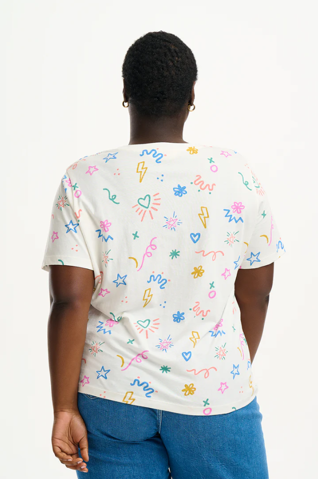 MAGGIE T-SHIRT IN OFF-WHITE, DOODLE PRINT